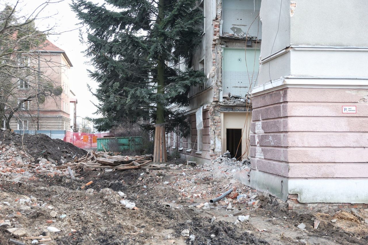Poznań: Zawalił się fragment starych akademików na Dożynkowej