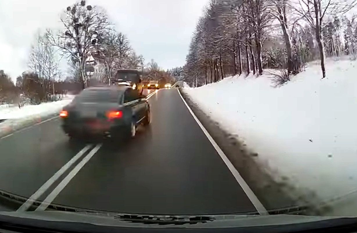 Temu kierowcy wyprzedzanie przy podwójnej ciągłej i zbliżającym się aucie wydało się dobrym pomysłem