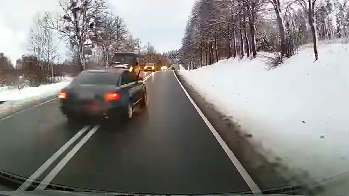 Temu kierowcy wyprzedzanie przy podwójnej ciągłej i zbliżającej się ciężarówce wydała się dobrym pomysłem