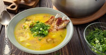 Gotuję gęstą grochówkę jak z poligonu. Mam sposób na jej zagęszczenie bez nadmiaru kalorii