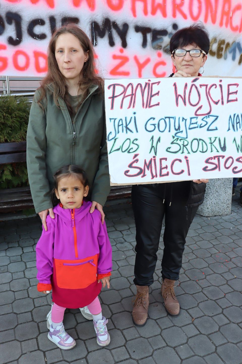 Protest przed Urzędem Gminy w Łęczycy. Mieszkańcy Gawron sprzeciwiają się budowie sortowni