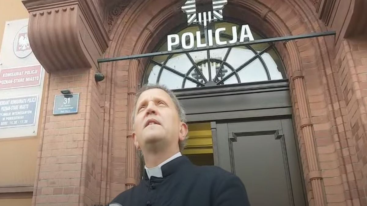 Księdza wspiera grupka wiernych