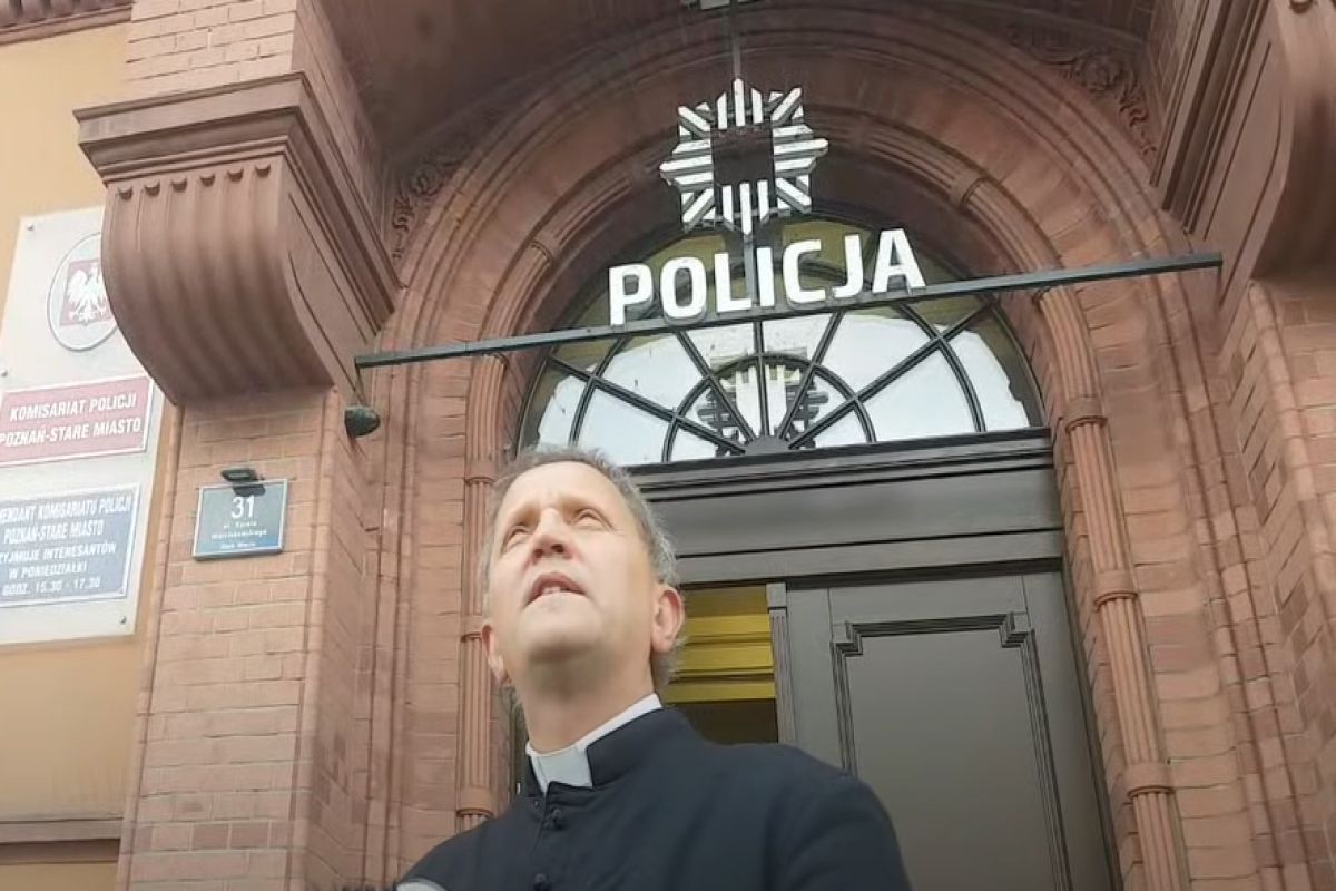 Ksiądz modlił się przed komisariatem w Poznaniu. Usłyszał zarzuty