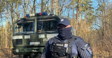 Spacerowicz odkrył arsenał w lesie. Dwudniowa akcja policji