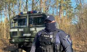 Spacerowicz odkrył arsenał w lesie. Dwudniowa akcja policji