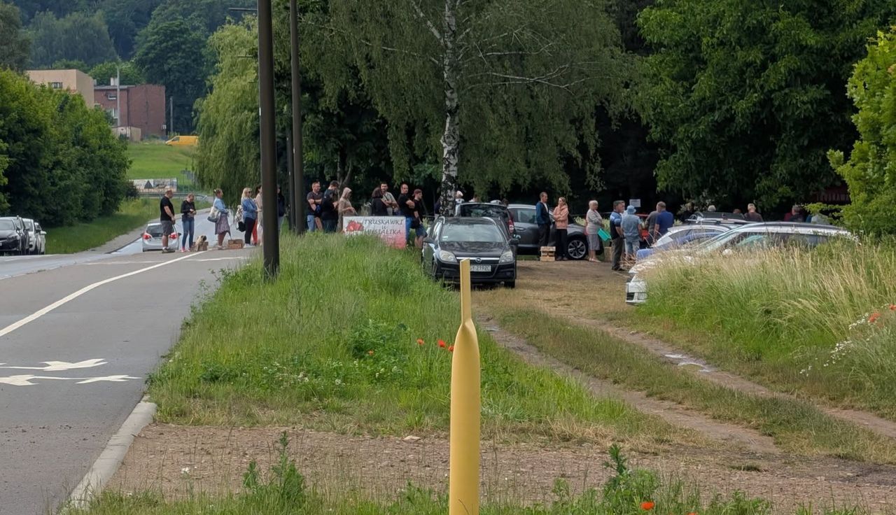 Tłum stał już o 7:30. Zareagowali. "Bardzo przepraszamy"