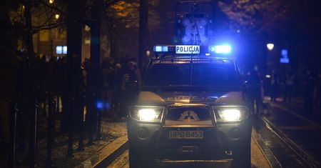 Koronawirus. W Wielkanoc zorganizowali imprezę w piwnicy. Akcja policji [WIDEO]