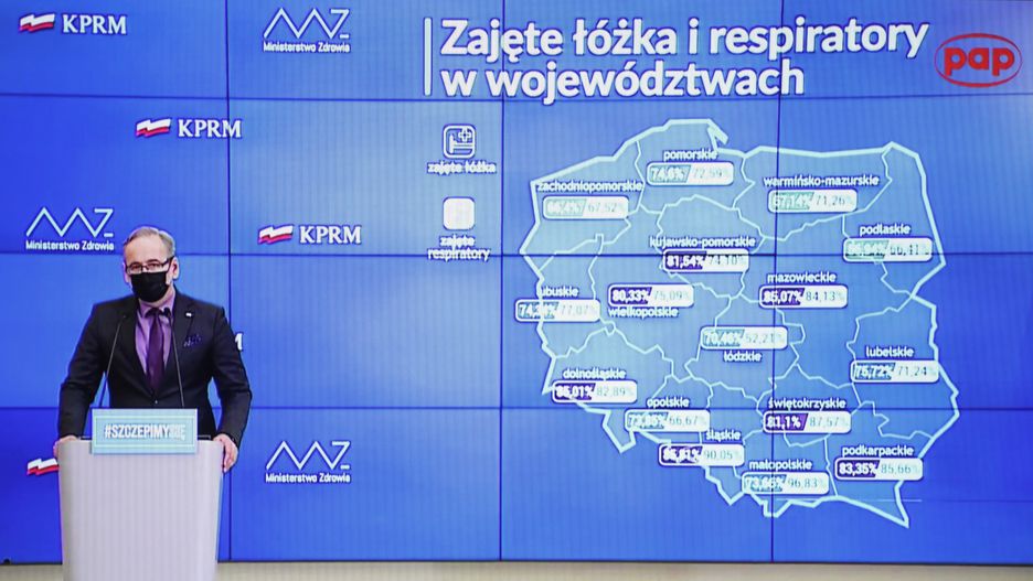 Warszawa, 07.04.2021. Koronawirus w Polsce. Minister zdrowia Adam Niedzielski podczas konferencji prasowej, transmitowanej z siedziby KPRM i oglądanej w jednym z mieszkań w Warszawie, 7 bm. (jm) PAP/Leszek Szymański