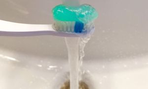 Moczysz szczoteczkę przed myciem zębów? Posłuchaj dentysty