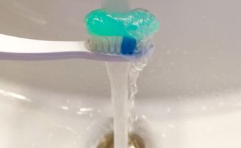 Moczysz szczoteczkę przed myciem zębów? Posłuchaj dentysty