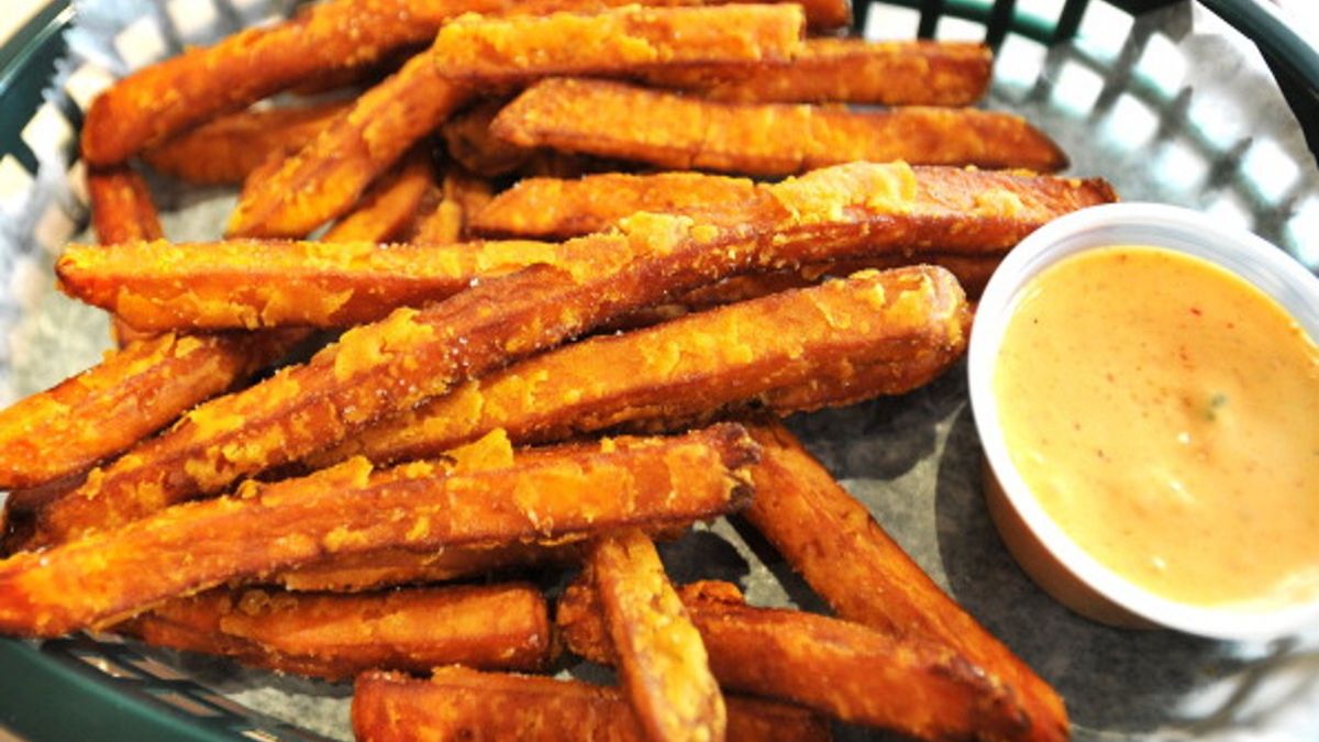 Frytki z batatów są słodsze niż tradycyjna wersja tej przekąski 