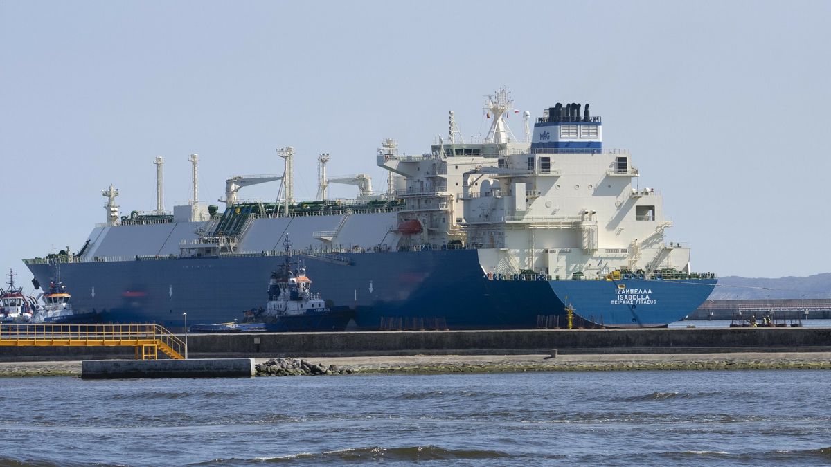 Nie tylko Finlandia szuka alternatywnych źródeł dostaw gazu. Na zdjęciu tankowiec  Isabella w Świnoujściu 