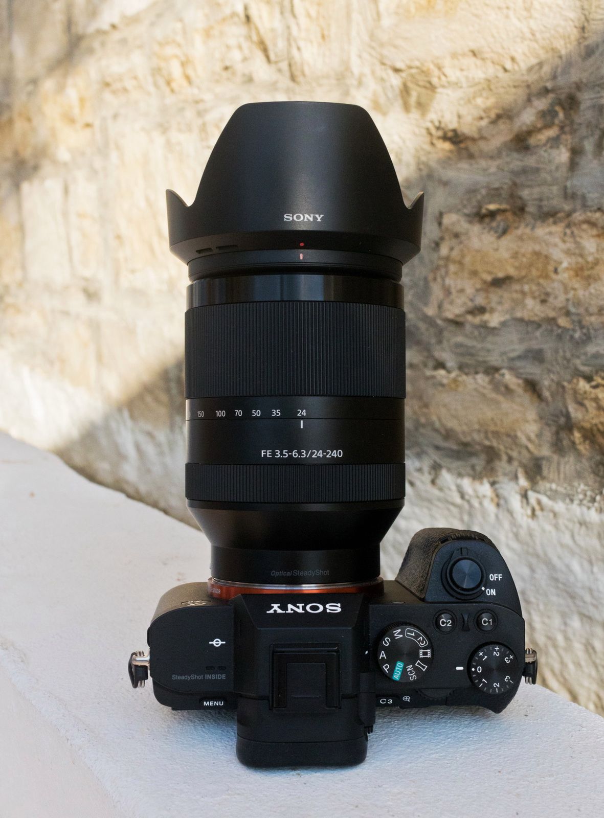 Katalogowa długość zooma to 119 mm, średnica 81 mm. Masa wynosi 780 g. Sony A7 II prezentuje się przy nim skromniutko.© Paweł Baldwin