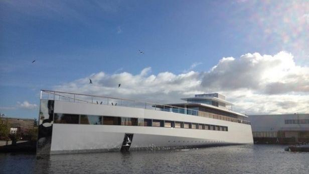 Superluksusowy jacht Steve'a Jobsa u brzegów holenderskiego Aalsmeer 1