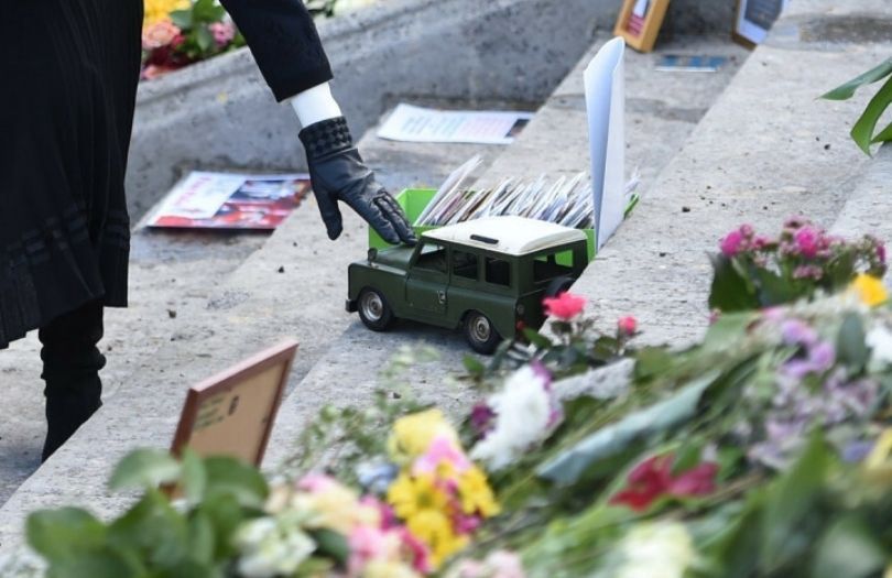 Książę Karol i Camilla oglądają kwiaty złożone przez poddanych na cześć księcia FIlipa