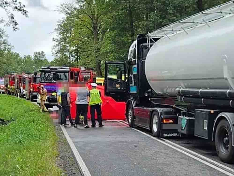 Opaleniec: Koszmarny wypadek. Nie żyją cztery osoby z volkswagena, który uderzył w cysternę
