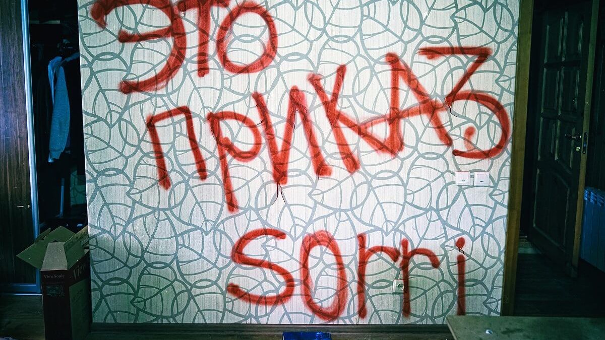 Alena Grom „Sorry, to jest rozkaz”, fotografia, Bucza, Ukraina; kwiecień, 2022