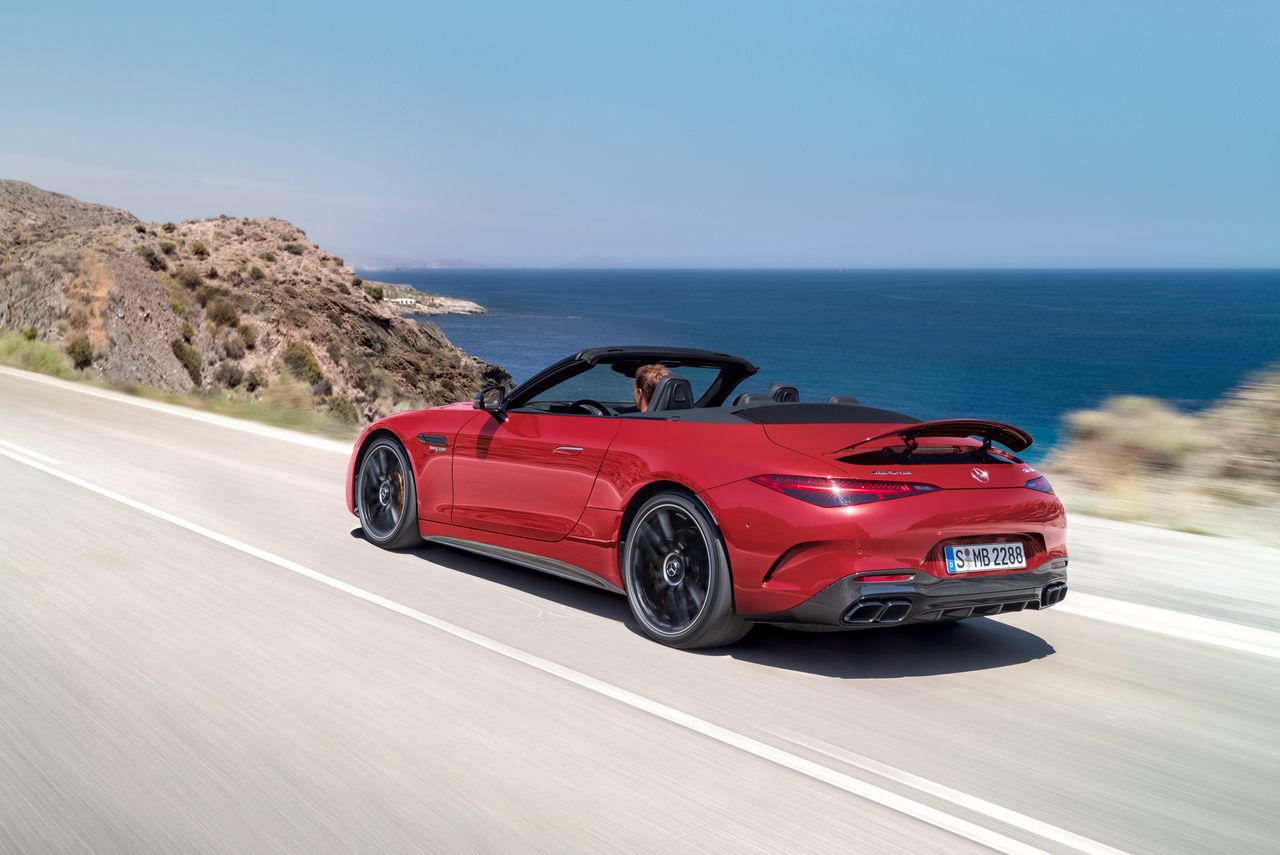 Mercedes-AMG SL bez tajemnic. Ma mocarne V8, napęd na 4 koła i miękki dach