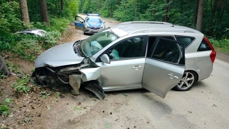 Pijana matka wjechała w drzewo. W aucie małe dziecko