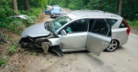 Pijana matka wjechała w drzewo. W aucie małe dziecko