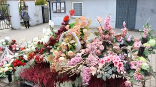 Łęczyca: Wszystkich Świętych. Takie znicze i kwiaty kupisz przy łęczyckim cmentarzu