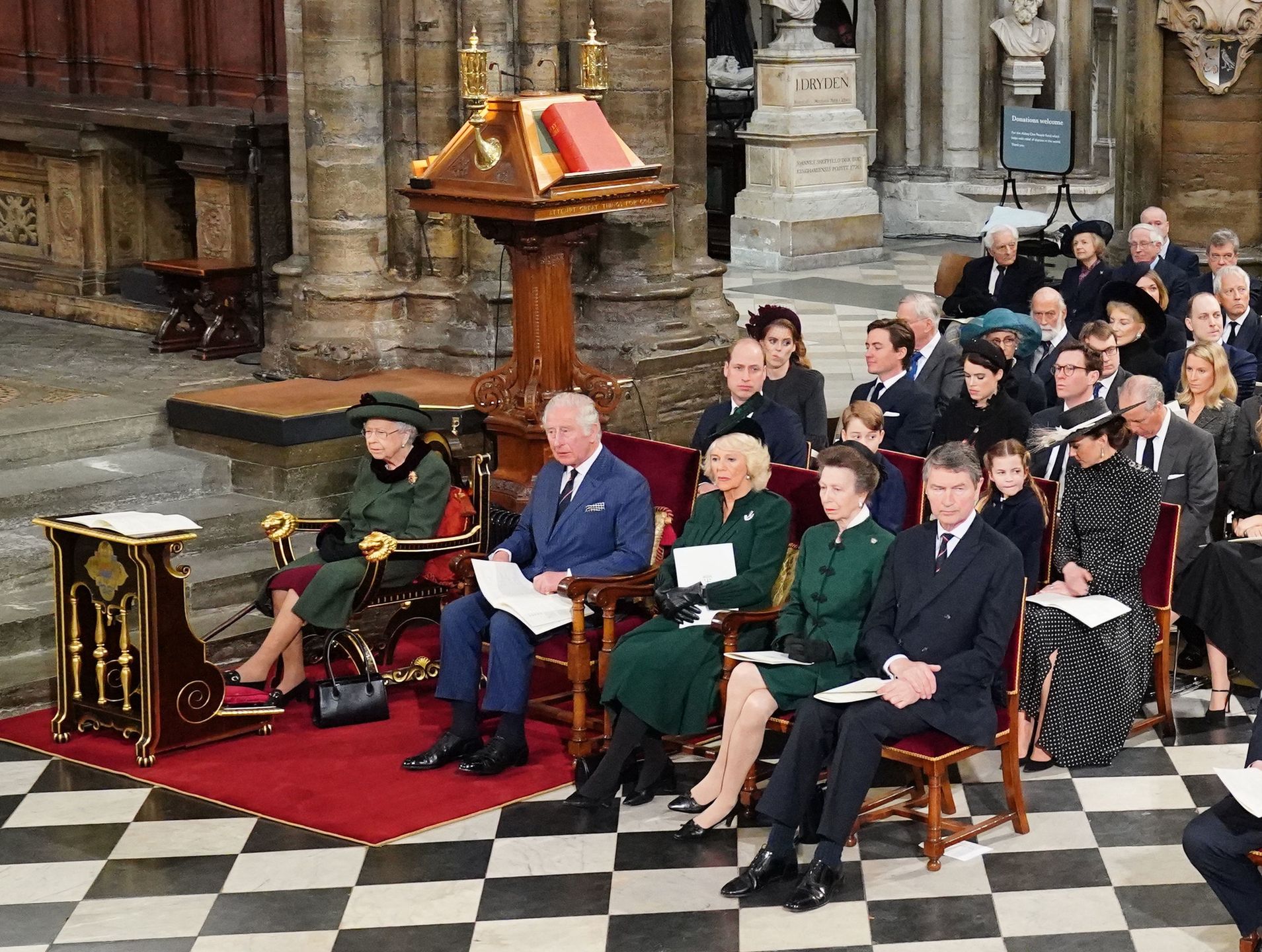 Brytyjska rodzina królewska uczciła pamięć księcia Filipa podczas nabożeństwa w Westminster Abbey