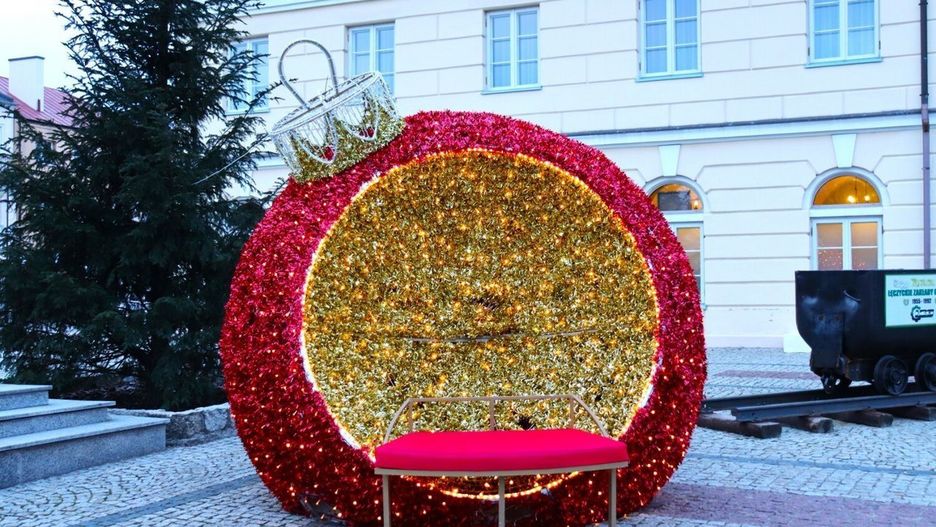 Świąteczne iluminacje pojawiły się na Placu Tadeusza Kościuszki w Łęczycy