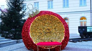 Łęczyca: Miasto stroi się na święta. Kiedy rozbłysną iluminacje?