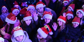 Baranów Sandomierski: Parada Mikołajkowa na rynku