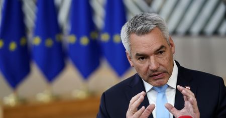 Wciąż kupują gaz z Rosji. "Linia w strefie działań wojennych"