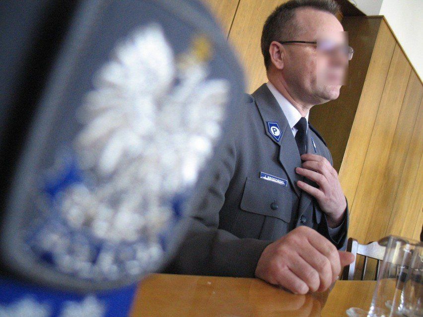 Janusz B. pseudonim &#34;Perełka&#34; był komendantem policji w Toruniu, Grudziądzu i Rypinie, a w Brodnicy kierował drogówką. Blisko rok temu oskarżony został o łapówkarstwo. Sąd Rejonowy w Brodnicy do dziś nie wyznaczył nawet terminu pierwszej rozprawy - nie wiadomo, kiedy proces ruszy. Torunianie pamiętają jego nietypowe hobby - po starówce jeździł welocypedem.