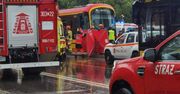 Warszawa: Śmieciarka zderzyła się z tramwajem na Mokotowie. Kierowca wypadł pod koła pojazdu