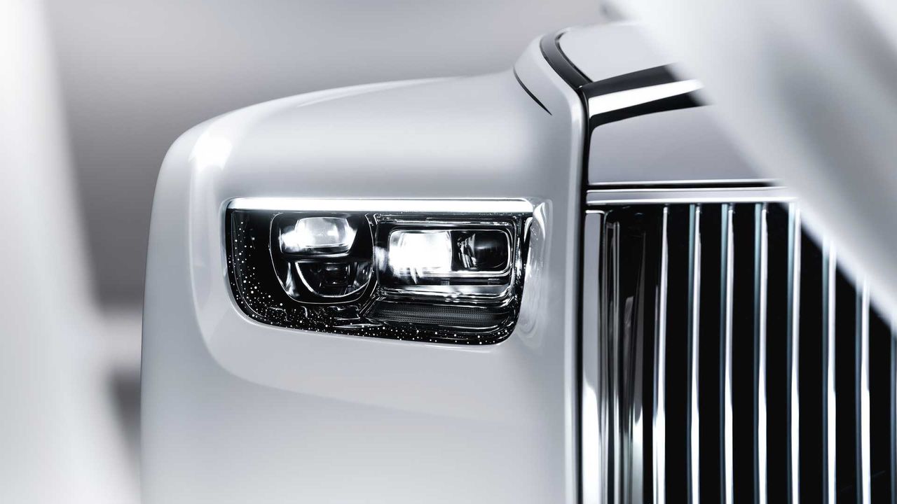 Rolls-Royce Phantom przeszedł lifting. Teraz ma podświetlany grill i kontrowersyjne felgi