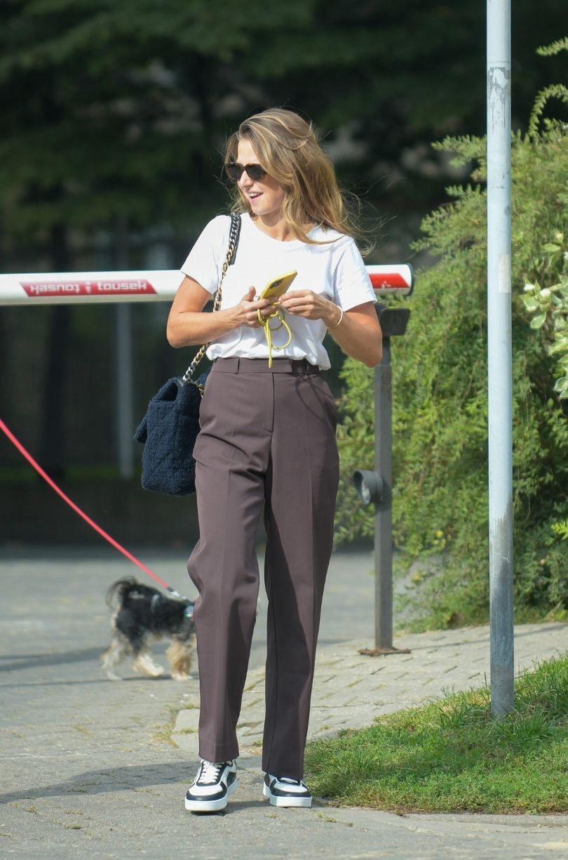 Anna Lewandowska załatwia sprawunki na mieście