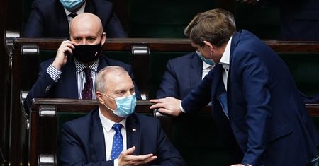 Makowski: "Insurekcja dwudniowa. Posłowie, którzy mieli rozbić PiS, wracają do partii-matki" [OPINIA]