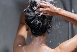 Tik tok pokochał odwrócone mycie włosów. Błyskawiczny trik działa cuda