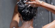 Tik tok pokochał odwrócone mycie włosów. Błyskawiczny trik działa cuda