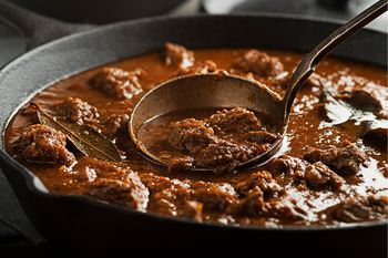 To najlepsze mięso do gulaszu. A my rzadko je dodajemy, bo boimy się, że będzie twarde, a sposób jest prosty