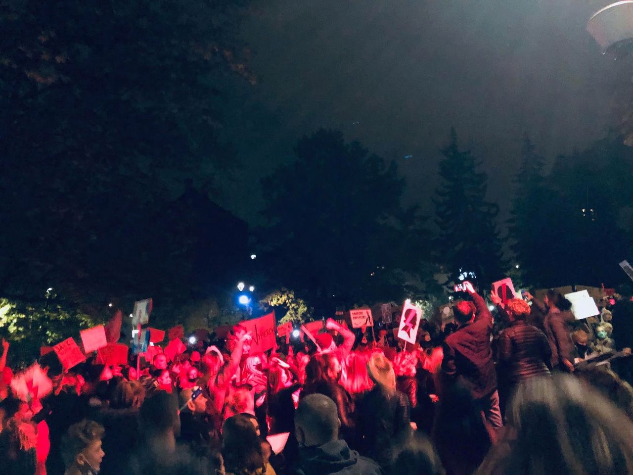 Śląskie. Protesty kobiet w wielu miastach…tłumy, race, znicze i niespodziewane słowa księdza