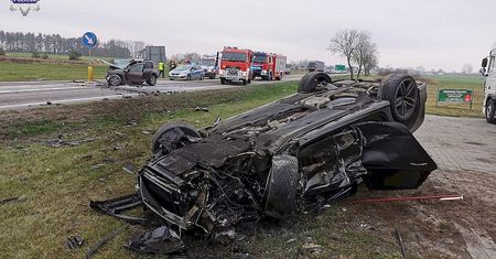 Kierowca audi nie zdołał wyprzedzić i wrócić na swój pas. Trzy osoby trafiły do szpitala