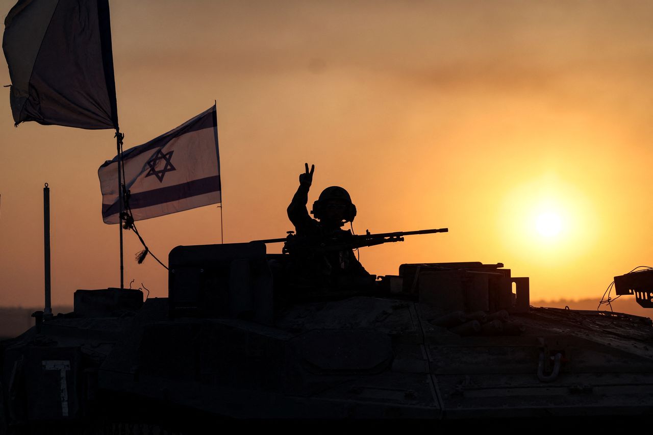 Izraelscy żołnierze pod granicą ze Strefą Gazy