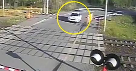 Horror w Radziwiłłowie. Pociąg PKP Interregio zdmuchnął auto z torów