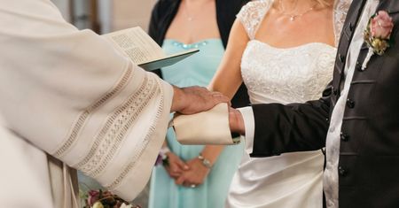Poszli na nauki do kościoła. Ksiądz wywołał zgorszenie
