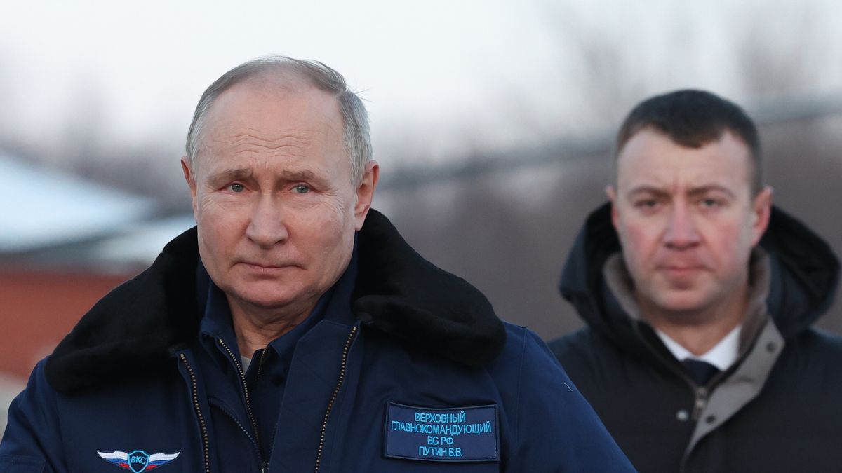 Russian President Vladimir Putin (L) looks on after a test flight aboard a Tupolev Tu-160 M strategic missile carrier during a visit to the Kazan Aviation Factory named after Sergei Gorbunov, a branch of the Tupolev military industry company, in Kazan, Republic of Tatarstan, Russia, 22 February 2024. EPA/ALEXANDER KAZAKOV/SPUTNIK/KREMLIN POOL MANDATORY CREDIT Dostawca: PAP/EPA.