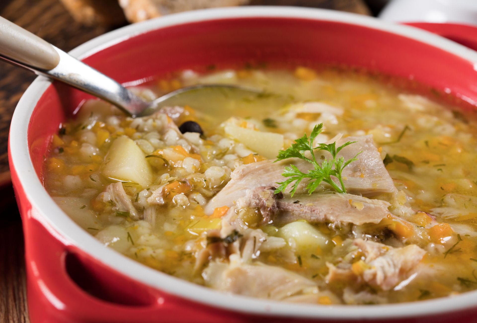 Zapomniana wiejska zupa. Z tym dodatkiem smakuje lepiej niż rosół czy żurek