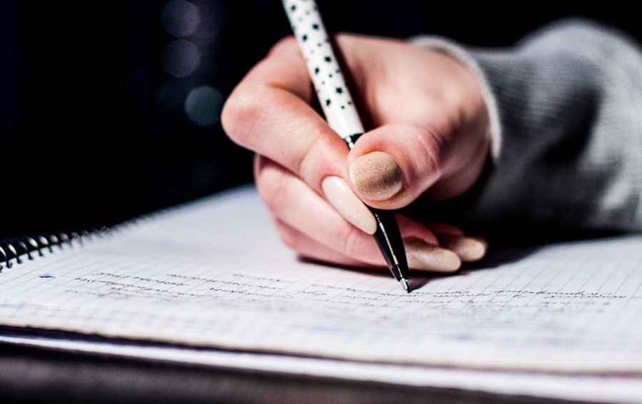 Ręczne pisanie angażuje mózg. Korzystnie wpływa na proces uczenia się