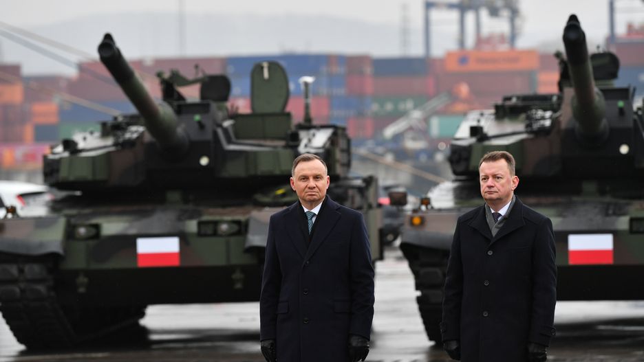 Andrzej Duda, Mariusz B�aszczak
Gdynia, 06.12.2022. Prezydent Andrzej Duda (L) i wicepremier, minister obrony narodowej Mariusz B�aszczak (P) podczas odbioru pierwszych korea�skich czo�g�w K2 oraz haubic K9 na terenie Terminalu Kontenerowego w Gdyni, 6 bm. (sko) PAP/Adam War�awa
Adam War�awa
czo�g, czo�gi, haubica, haubice, kontenerowy, odbi�r, polityk, polityka, prezydent RP, terminal, uzbrojenie, wojsko