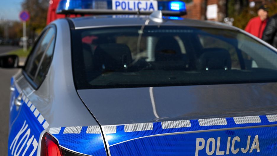 Rzeszów, 28.10.2022. Policyjny patrol przy cmentarzu komunalnym w Rzeszowie, 28 bm. Przed świętem Wszystkich Świętych, na drogach w całej Polsce rozpoczęła się akcja "Znicz 2022", która potrwa do 2 listopada br. W tym czasie można spodziewać się wzmożonych kontroli policyjnych. (mr) PAP/Darek Delmanowicz