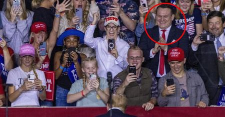 Stał tuż za Trumpem. Europoseł PiS z werwą oklaskiwał kandydata