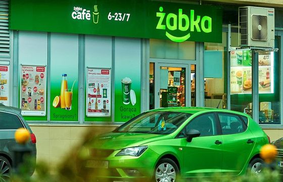 Żabka skończyła remodeling sklepów w Polsce. Wszystkie placówki działają już w nowym koncepcie